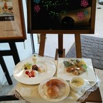 ボンジュール - 店舗入り口のメニューサンプル