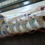 ボンジュール - テーブル上のシュガー＆ミルク