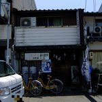 上田そば店 - 正面　駐車場はさらに右手に２軒先です