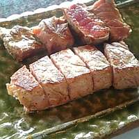 近江牛鉄板焼 伊ぶき - ランチのお肉です（こちらはレアです～）