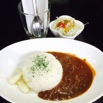 タバン・バウワウ - キーマカレーとサラダです！