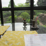 ガーデンカフェもも - 縁側を改装したテラス室から日本庭園を眺める