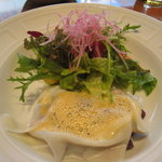 前菜：海の幸のラビオリ仕立て