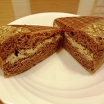 ミスタードーナツ - 「焼き栗ドーナツ マロンチョコ」を半分にカットしたところ