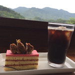 スイートキッチン アナナス - お店の前のデッキでケーキをいただけます。
      目の前は〜、田んぼ&山々というギャップがいい感じです。