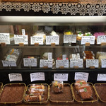 スイートキッチン アナナス - 2015年9月..お昼過ぎたので、ちょっと品薄。季節ごとに半分以上が入れ替わるので、いつ行っても新顔に出会えます。