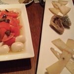 目白スペインバル - インゲンマメとトマトの前菜　チーズの盛り合わせ