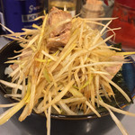 ネギラーメン小晴 - ネギもりご飯
            これわ小春にしかない味、食べずにわいられない