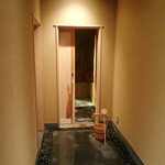 竹ざき - 水打ちされたアプローチ(2015.8月)