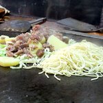 すえちゃん - ①そばと具材を炒めます