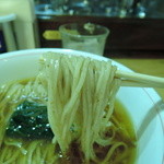 平打ち中麺ストレートで、加水率高めの全粒粉仕様