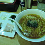 【本枯中華そば】７３０円　選択トッピングは、真空豚チャーシュー、姫竹、岩海苔という王道ながらもシブい内容で