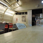 本枯中華そば 魚雷 - 天井を半円状にしてるのは、潜水艦の内部をイメージしてるのかな？