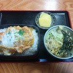 山六 そば店 - かつ丼650円＋たぬきそば小丼100円=750円