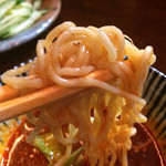 焔屋 - 麺リフト〜(*^◯^*)♪  おなじみ原田製麺さんの特注 中細麺に辛さが子供で尚且つ生玉子を投入したつけ汁が絡んでます❤️