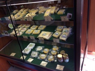 チーズ工房 酪恵舎 - チーズ並んでます
