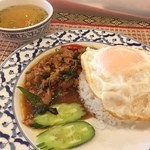 タワンタイ - おとといのランチです！
      ガパオカイダオです(*^◯^*)
      ピリ辛で美味しかったのですが、この日の気分がパクチーだったので、パクチーは入っておらず残念。上にのってるかなーと思ったのですが（笑）