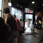 大阪浪花家 - 壁向いカウンター席と小上りの座敷席がある。