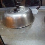 広東料理処お好み焼き 千代 - 麻婆豆富を蓋をして蒸らす