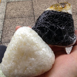 やの家塩むすび - 塩むすびと高菜明太子