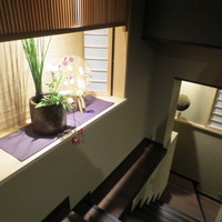 恵比寿 くろいわ - 階段の横には生け花が。