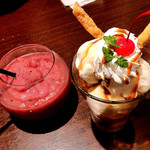 Cafe Dining Color'S - ダブルベリーのスムージーとキャラ玉バナナ(550円)