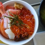 プラチナム - 海鮮丼、海鮮系もたくさんあります。