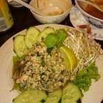 Charley's Thai Cuisine - タイチキンラーブ