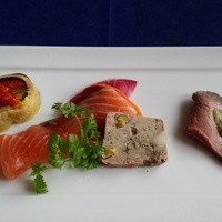 鉄板焼き 銀座 ポルトファーロ 本店 - 野菜のテリーヌ、スモークサーモン、パテドカンパーニュ、ローストビーフ香草ソース