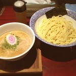 麺屋まる - 濃厚魚介つけ麺(大) 800円。