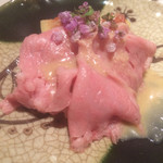 先付け：無花果と和牛みすじの湯引き　ゴマ味噌ソースで