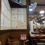 朝市食堂 - 店内にはサインがたくさんありました