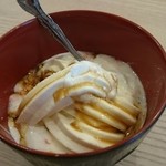 ファーマーズガーデン グランエミオ大泉学園店 - ヨーグルトの上にソフトクリームを盛り黒蜜がけ（美味しそうに見えず申し訳ない）