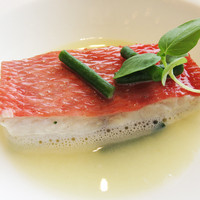 レストラン 花の木 - 私が頼んだメイン料理は魚。
                  キンキをキンキエキスたっぷりのスープで蒸したもの。
                  高蛋白低脂肪でとっても上品♪
                  