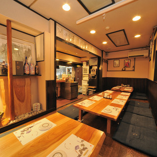 温かく落ち着いた雰囲気の店内♪