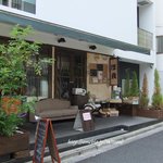 洋食&喫茶 ハッピー - お店の入り口に北海道産直送野菜が販売されています。