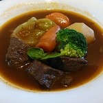 牛肉の赤ワイン煮込み（ビーフ・サラダ・パン付）ドリンクセット1,670円
