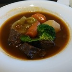 牛肉の赤ワイン煮込み（ビーフ・サラダ・パン付）ドリンクセット1,670円