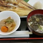 共栄水産市場食堂 - 小鉢と味噌汁です。