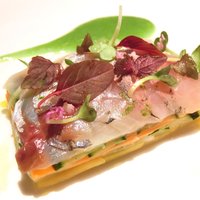 レストラン リューズ - デジュネコース 6380円 の三重産 〆鯵を野菜のミルフィーユに乗せて 胡瓜のクーリソースで