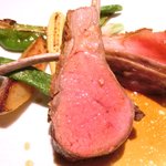 レストラン リューズ - デジュネコース 6380円 の仔羊背肉のローストをエスベレットの風味で 産直野菜のソテーをあしらって