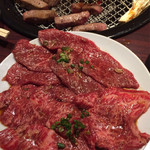 永翔苑 - 手前が和牛ハラミ(1350円)奥がロース(950円)