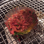 永翔苑 - 炙りユッケを炙り中