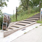 アウストロ - 駐車場から店までのアプローチ '15 7月中旬