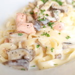 アウストロ - 自家製スモークサーモンと木の子のクリームソース 手打ちフィットチーネ (+100円) '15 7月中旬