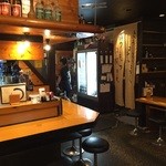 Yakitori Yamachou - 明るい雰囲気の店内。