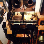 クアコーヒー - これがご自慢のJB&SONS社製の２バレルサンプルロースター