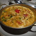 ボージャン - チキンジャンジリはチキンと野菜をナッツ、チーズ、レーズン、トマトグレイビーで仕上げたムグライチキンカリー。