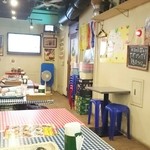 Soul Food Bangkok - なんか落ち着く店内(テレビがついてるから一人でもボーッと)