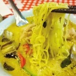 Soul Food Bangkok - グリーンカレーラーメン(中華麺)